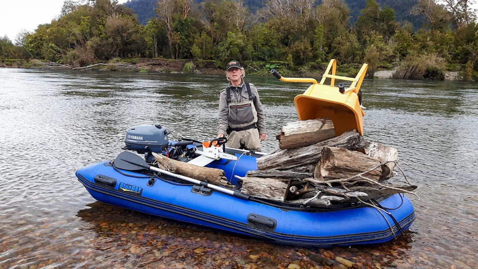 Bote azul preparado para una jornada de pesca