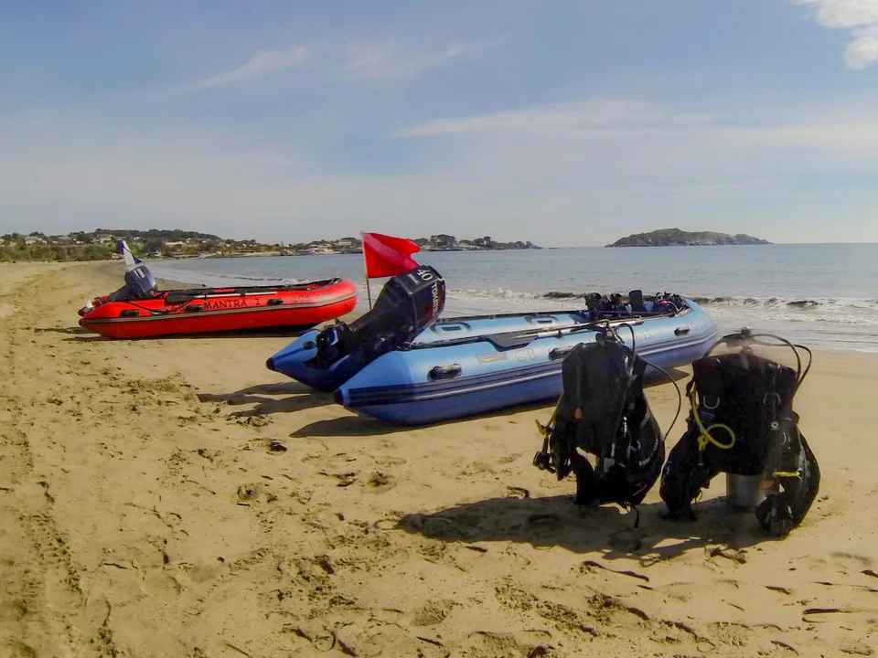 Botes rojo y azul en la playa