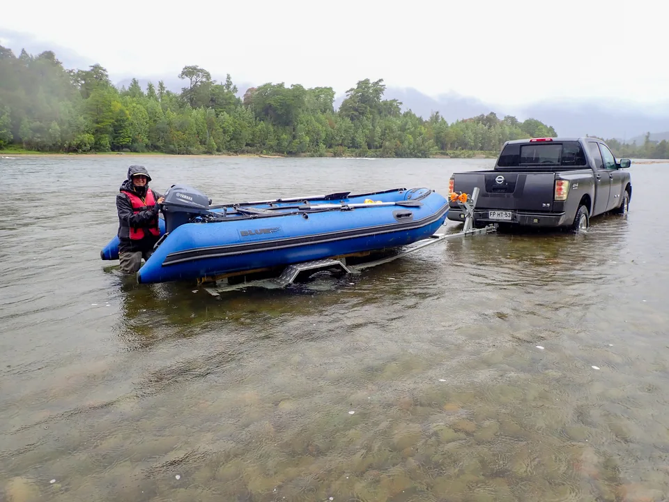 Botadura de un bote junto a un vehículo