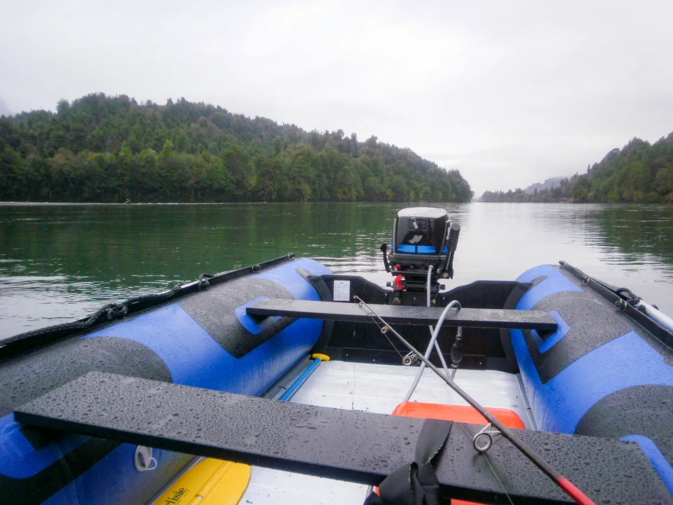 Vista desde el interior de un bote azul en el lago