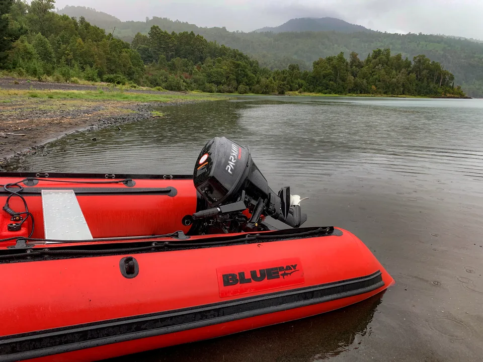 Bote rojo con motor fuera de borda