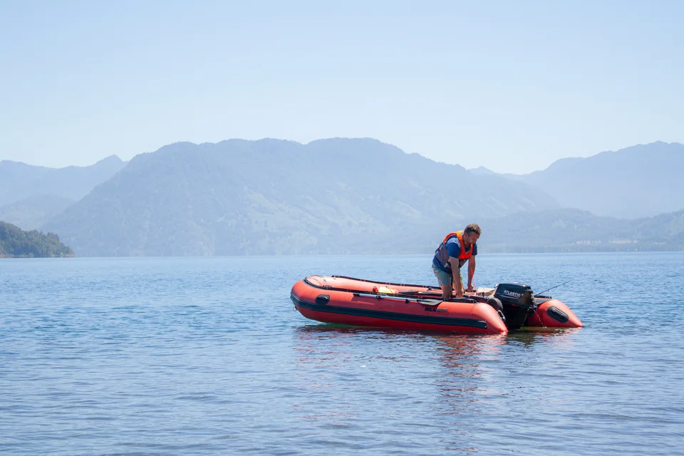 Navegación en bote rojo sobre aguas tranquilas