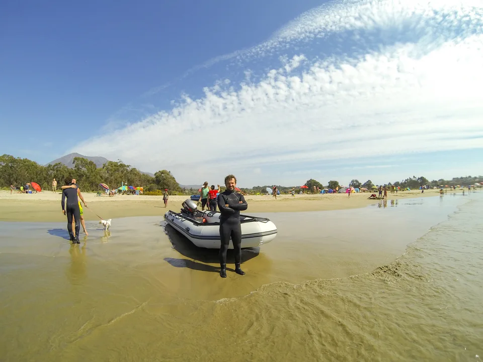 Preparativos para navegar desde la playa