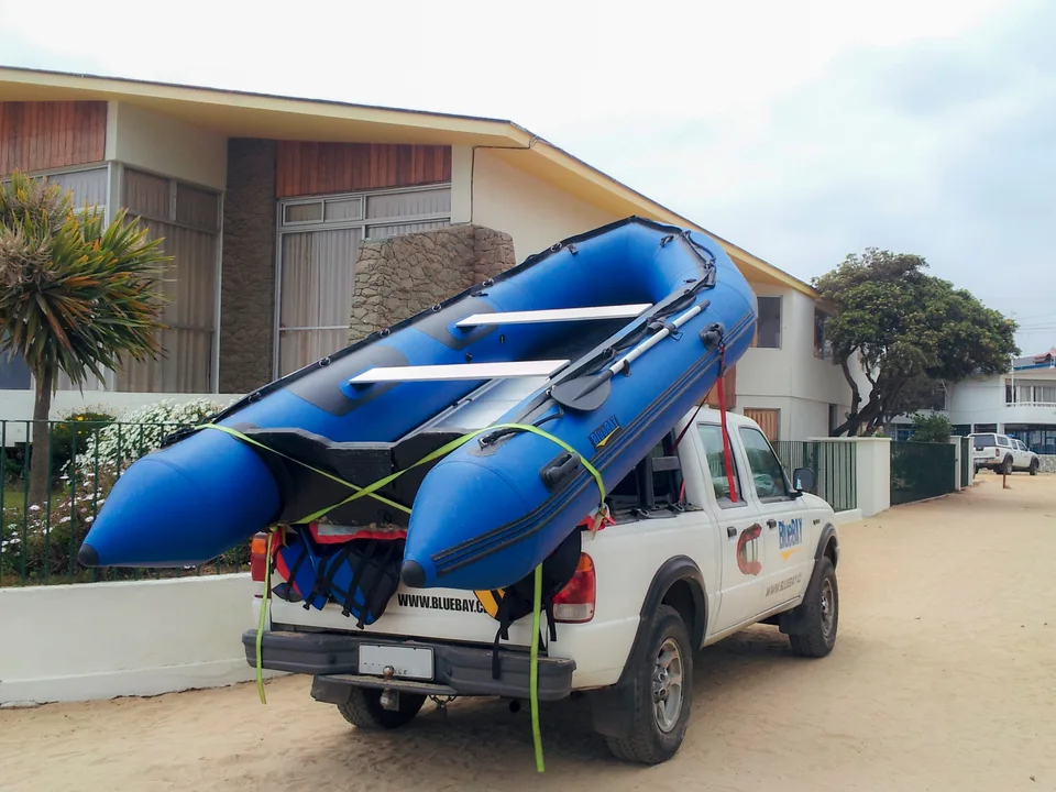 Bote plegable transportado en un vehículo