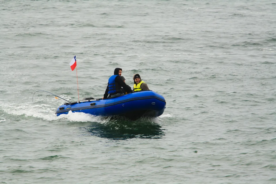 Bote azul navegando hacia la cámara