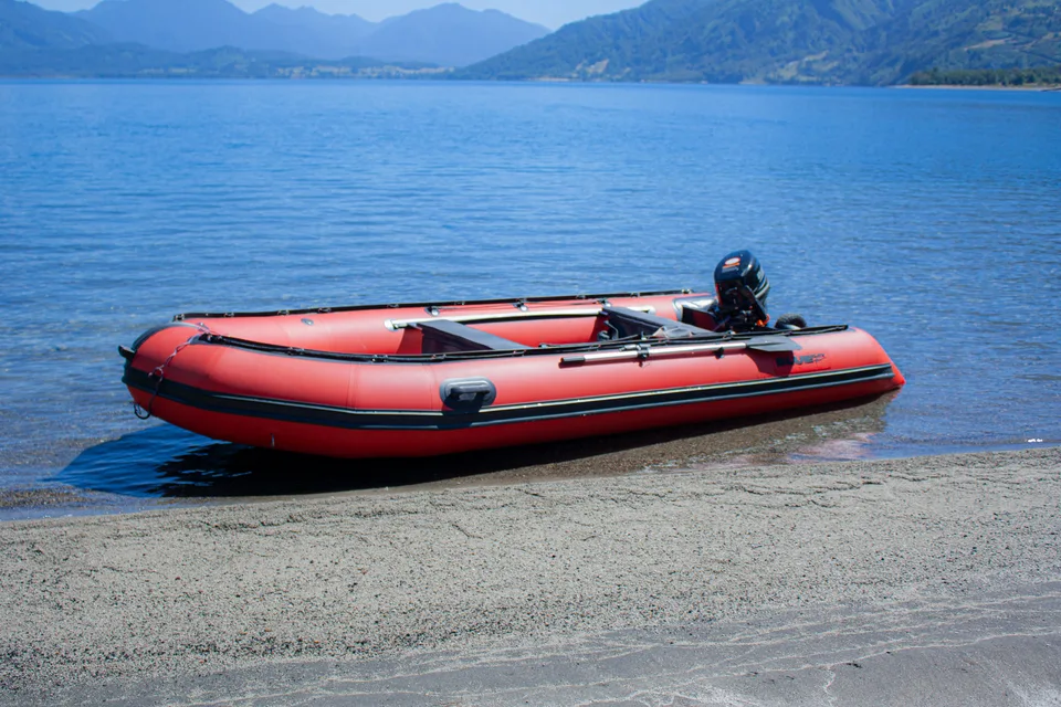 Bote rojo flotando cerca de la orilla