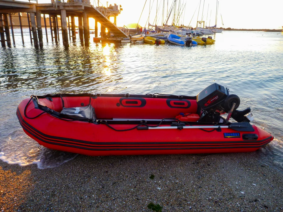 Bote rojo bajo la luz de la tarde