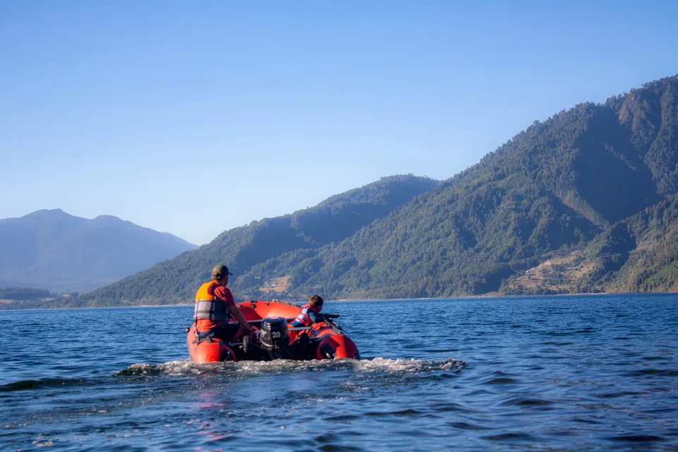 Tripulantes navegando en un lago de montaña