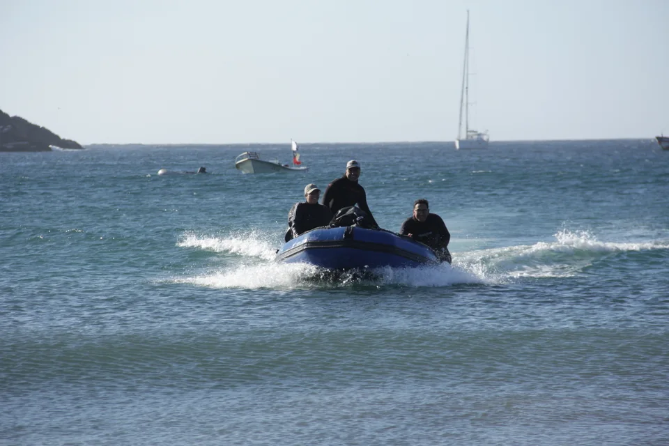 Bote azul en movimiento sobre el mar